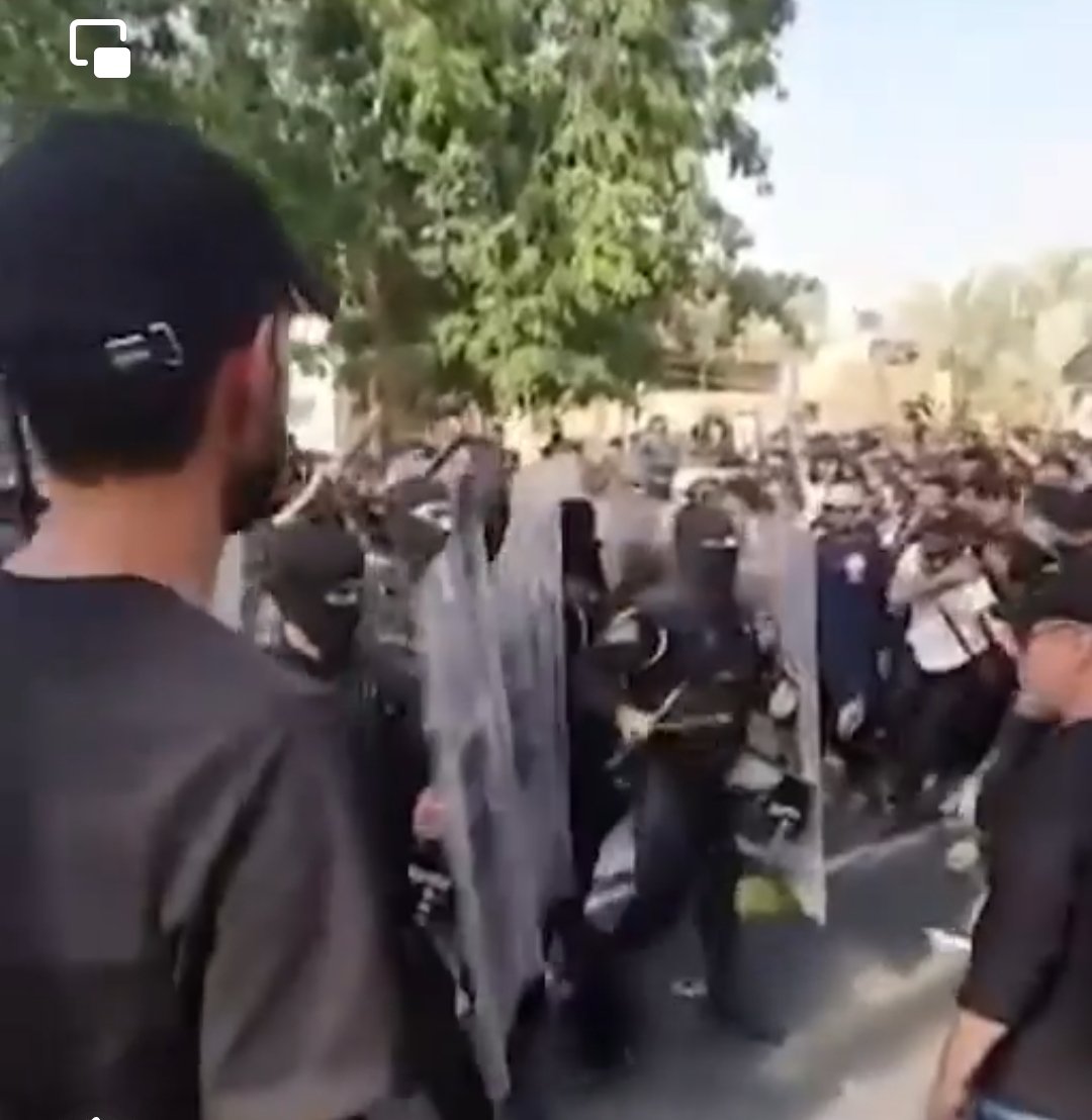 Abodeiraqi91's tweet photo. الكاظمي يأمر القوات الامنية باستبدال الاسلحة بالنعل لان جماعة الاطار حشرات😂😂😂😂 ولد الكباب
#الشعب_يريد_اسقاط_الكاظمي https://t.co/WHisc2inbT