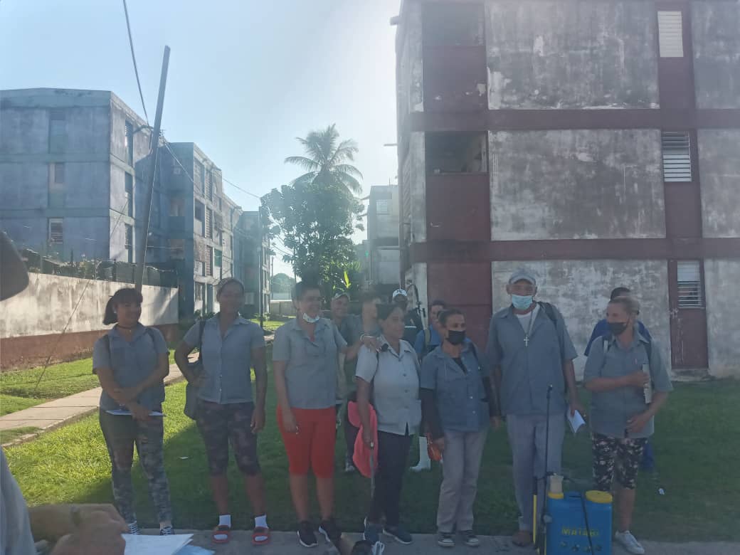 DMSaludMatanzas's tweet photo. En la mañana de hoy recorre las áreas del municipio #Matanzas Director Municipal de Salud Dr. @BernardoQS75 para supervisar, controlar e intercambiar con los trabajadores de vectores, participa en pase de revista del área del Reynold García.
#CubaPorLaPaz
@WongCorrales https://t.co/Ygm0F7y1RI