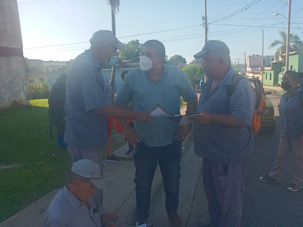 DMSaludMatanzas's tweet photo. En la mañana de hoy recorre las áreas del municipio #Matanzas Director Municipal de Salud Dr. @BernardoQS75 para supervisar, controlar e intercambiar con los trabajadores de vectores, participa en pase de revista del área del Reynold García.
#CubaPorLaPaz
@WongCorrales https://t.co/Ygm0F7y1RI