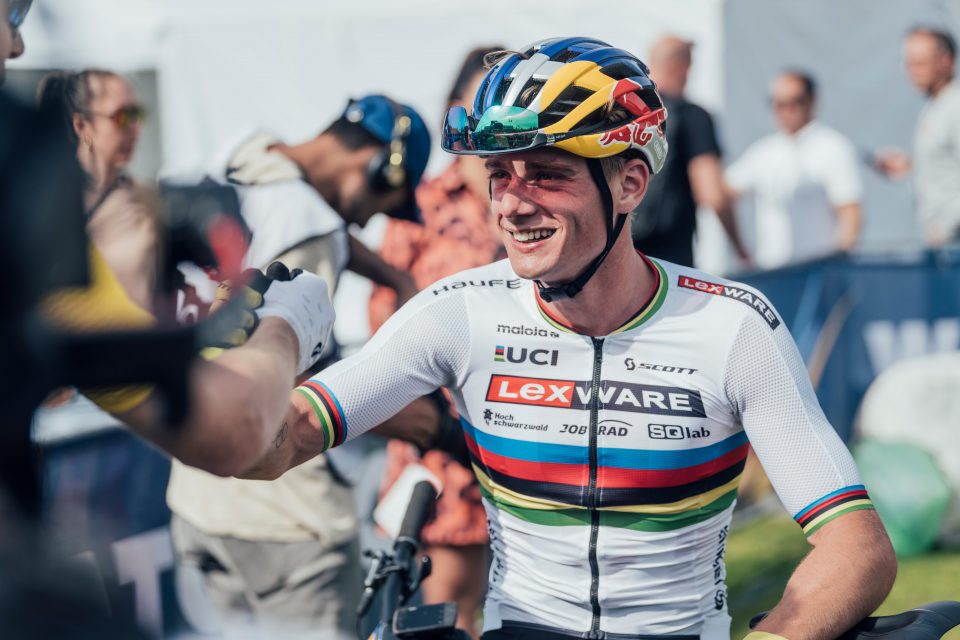 ridechile's tweet photo. 🇨🇱 ¡Martín Vidaurre Bicampeón 🏆!
El chileno ganó la 7ma fecha de la Copa del Mundo XCO sub23 en Snowshoe 🇺🇸 y aseguró una ventaja que le garantiza el título cuando restan 2 fechas por disputarse.
⚡Lee más ➡️ https://t.co/C76Ky0LIdM
📸 Red Bull
@Subaru_Chile
#ViveSubaru https://t.co/KuzxV2jt9G