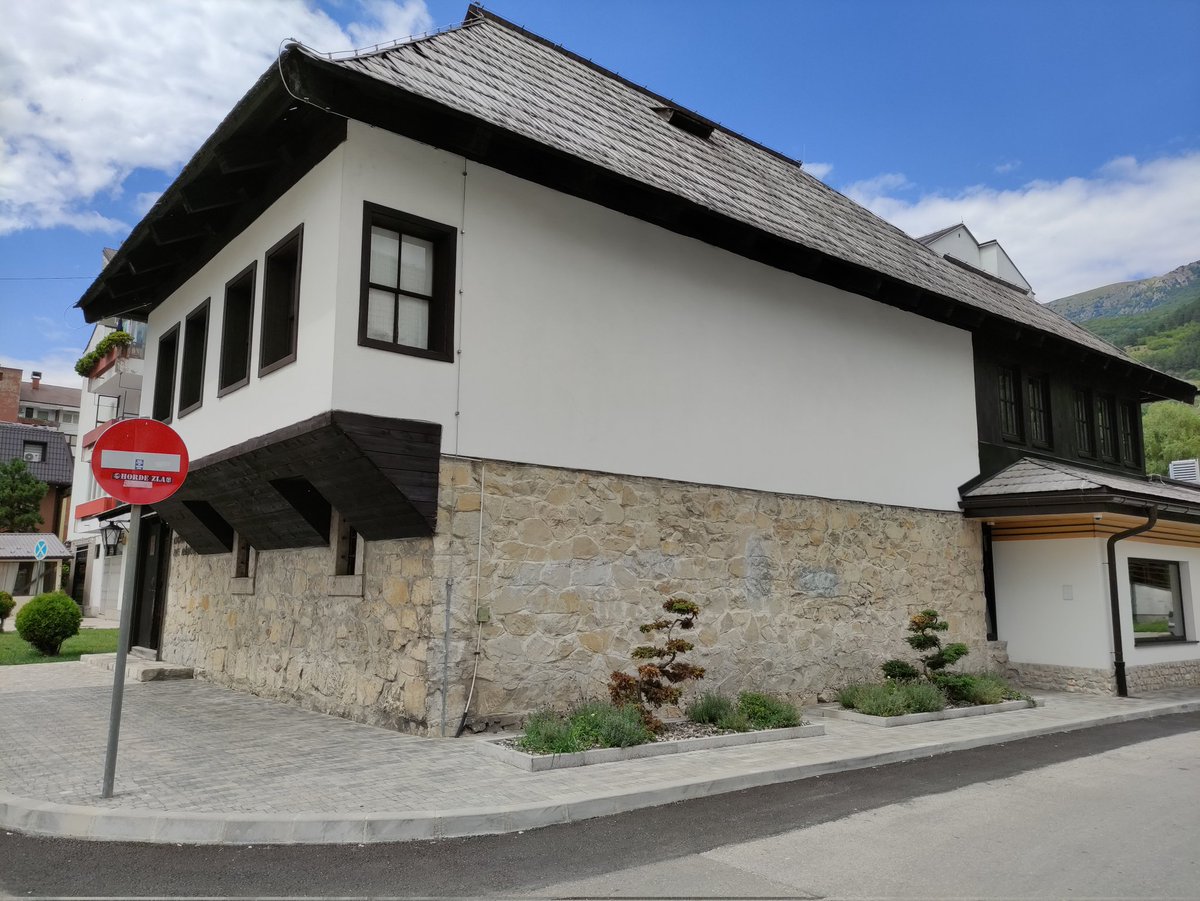miguelroan1's tweet photo. -La casa donde vivió Ivo Andrić de pequeño en Travnik
-La habitación donde nació 
-El original de "Un puente sobre el Drina", en el Museo de Literatura y Teatro de Bosnia y Herzegovina. https://t.co/CsY5p4S3L9