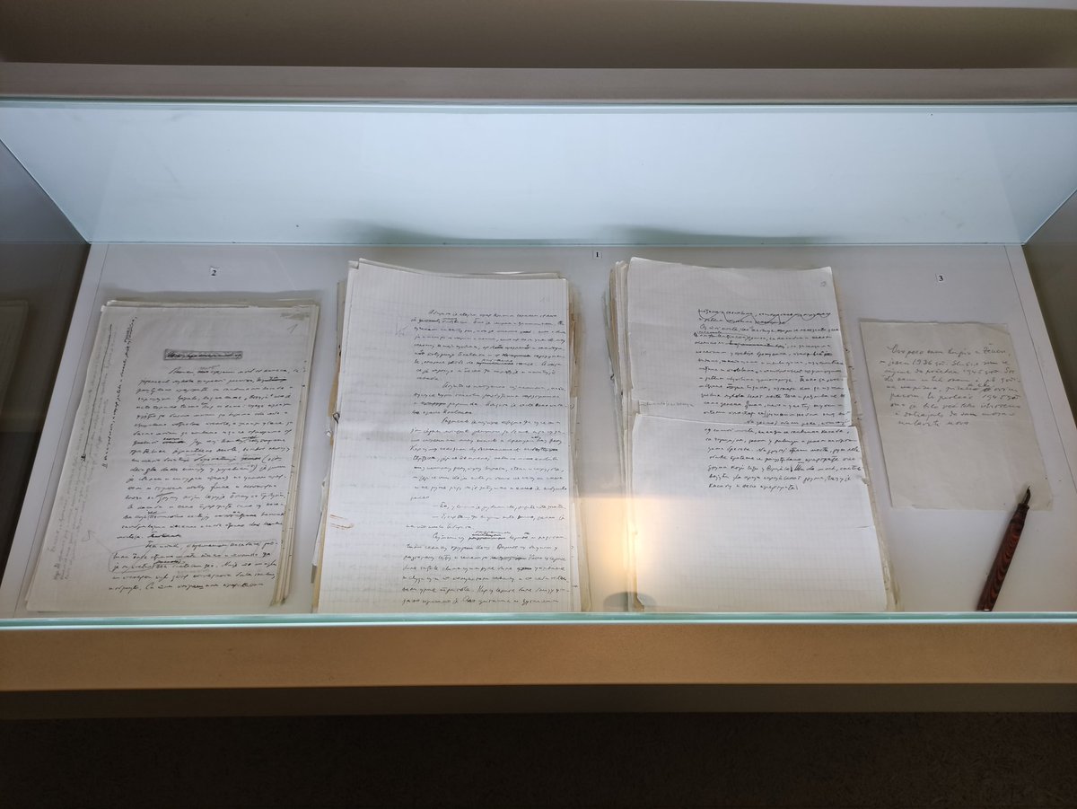 -La casa donde vivió Ivo Andrić de pequeño en Travnik
-La habitación donde nació 
-El original de "Un puente sobre el Drina", en el Museo de Literatura y Teatro de Bosnia y Herzegovina.