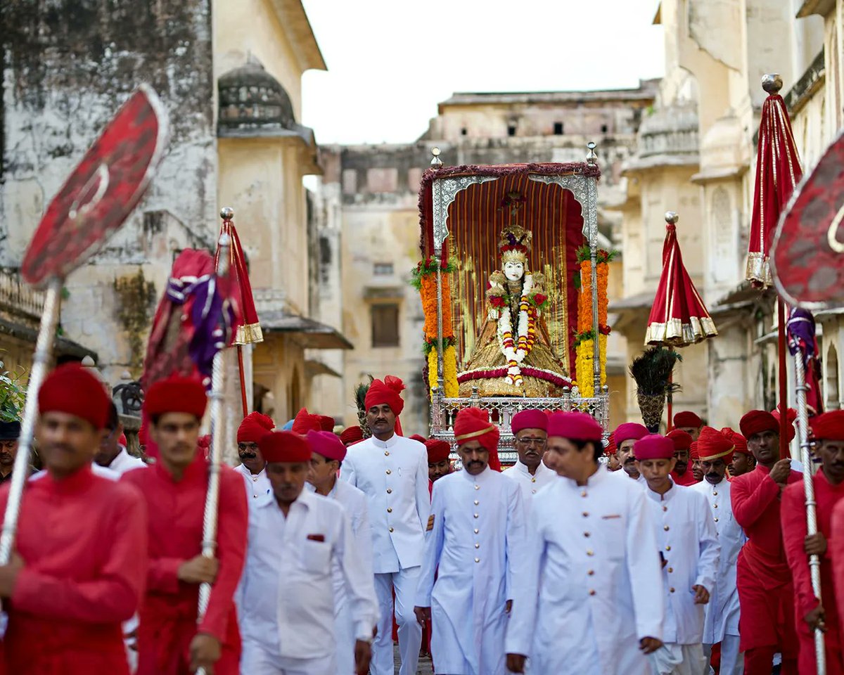 RoyalFamilyJpr's tweet photo. The Teej festival began with the traditional 'Teej Puja' at #TheCityPalaceJaipur

Princess Gauravi Kumari of Jaipur performed the ceremonial rituals before the procession of Teej Mata proceeded through the UNESCO World Heritage #PinkCity 

📷 @AnchitNatha https://t.co/GVDQEACUS3