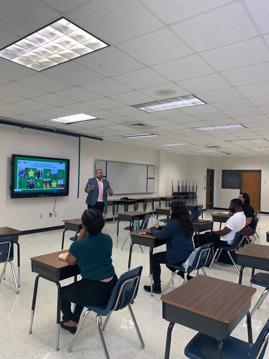 QMSSTARS's tweet photo. Making it a Marvelous Monday welcoming our new STARS!! #NewTeacherAcademy #QMSRocks #PrincipalWard🌟 @dallasschools @SHussainDISD https://t.co/7YuYwhBbDA