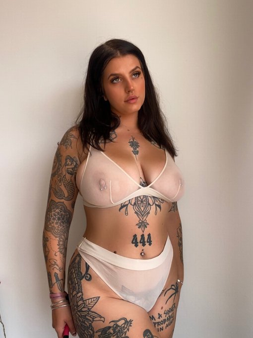 Crystal🖤 SALE ON💙🤍 - 2 pic. H e y https://t.co/BNeIgP0bMX