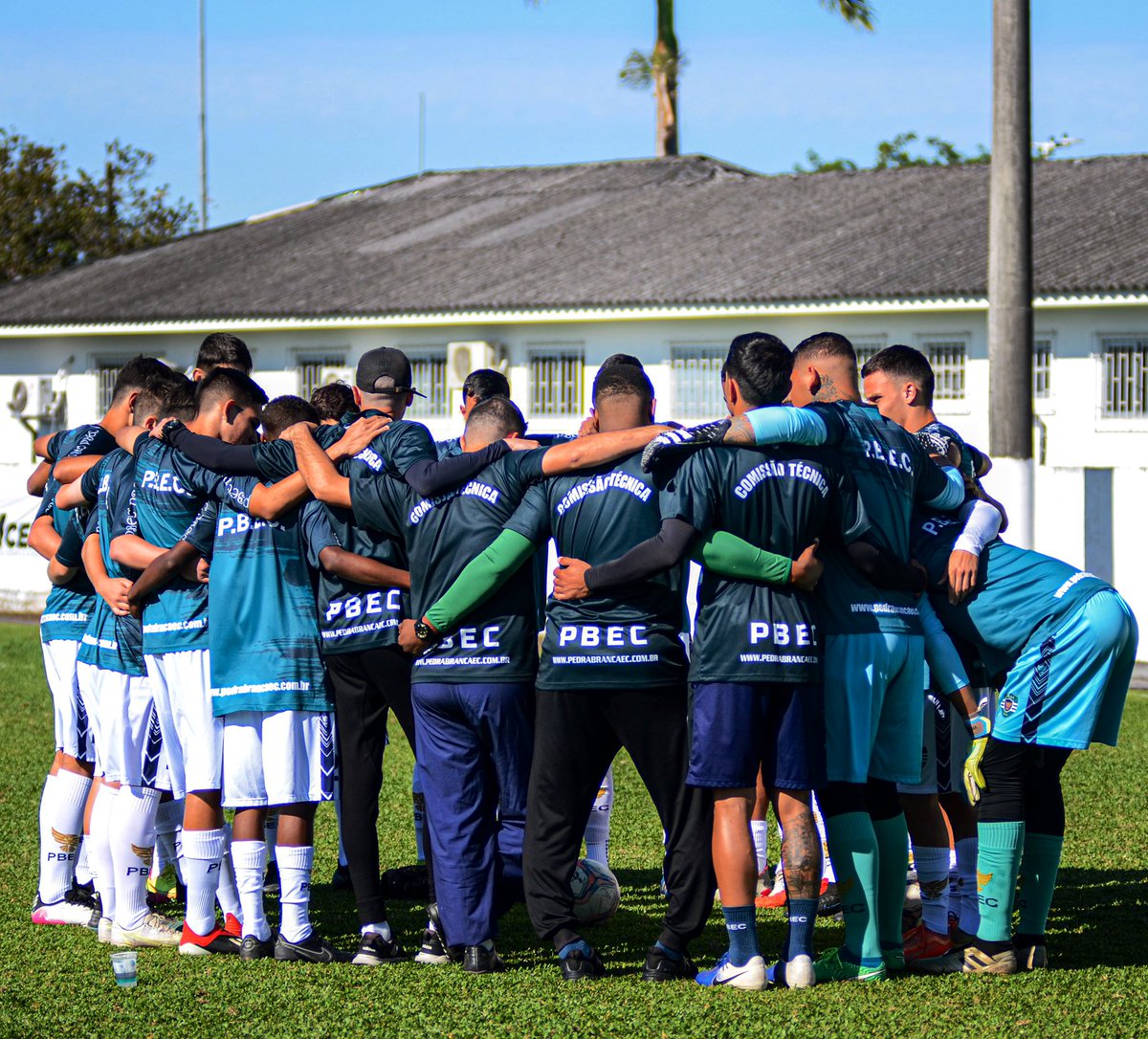 Marcosvr10's tweet photo. Um por todos, todos por um! 
🙏🏼⚽️💙💛 #PBEC 

📸: @leopiva1105 https://t.co/PlFM2euedZ