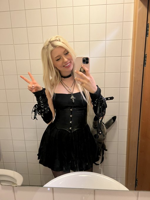 MisaMisa school bathroom selfie 🤳 https://t.co/f395BXvdcZ