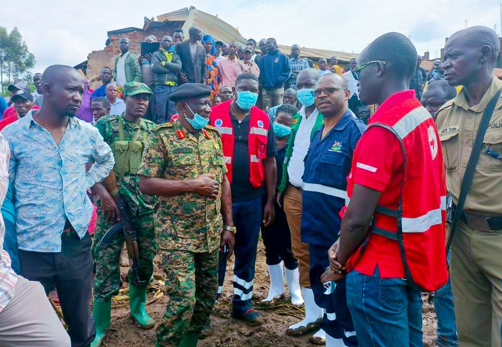 EmedUg's tweet photo. Disaster Response teams from different agencies led by Commissioner EMS @JNambohe  at @MinofHealthUG  @UgandaRedCross ,@SwimSafeUganda &amp; a team of doctors, nurses and EMTs from @aapUganda funded by @MalteserInt plus support of @PoliceUg @updf_ have camped in devastated Mbale https://t.co/TEXSwHecY8