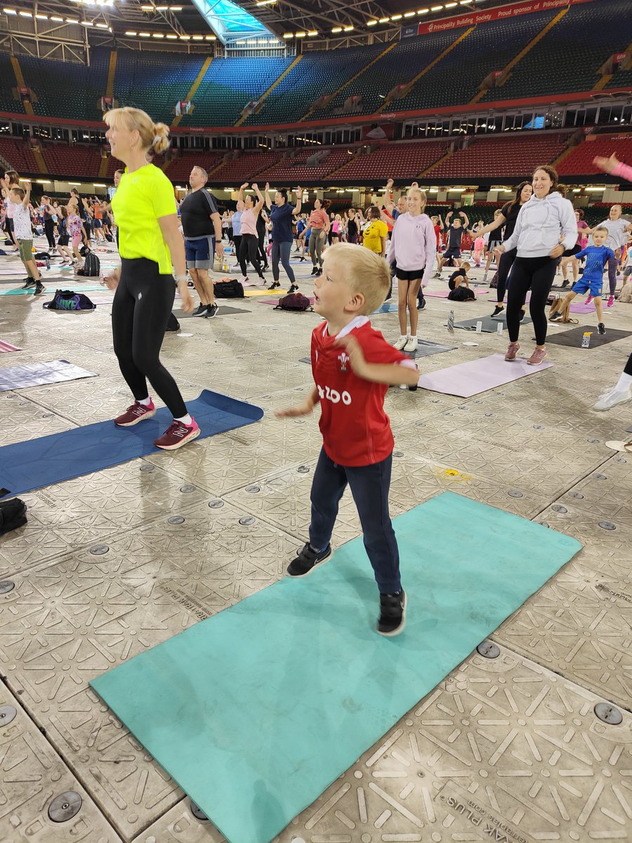 tcscouser's tweet photo. @thebodycoach thank you so much for coming to #cardiff @principalitysta with your #PEWithJoeOnTour Samuel, Thomas and @ClaireH97683902 had an amazing morning. #biglove Thank you to Nikki too. #firstautograph https://t.co/DMnPGwE0xz