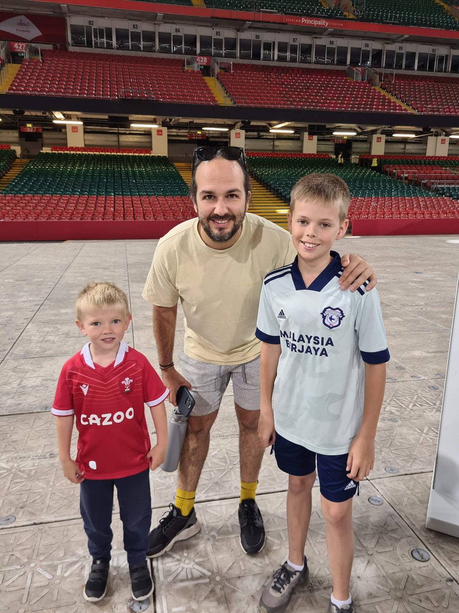 tcscouser's tweet photo. @thebodycoach thank you so much for coming to #cardiff @principalitysta with your #PEWithJoeOnTour Samuel, Thomas and @ClaireH97683902 had an amazing morning. #biglove Thank you to Nikki too. #firstautograph https://t.co/DMnPGwE0xz