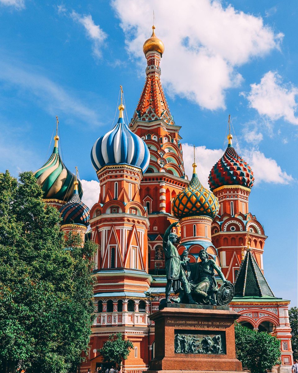 TheGuruLink's tweet photo. MOSCOW, RUSSIA 🇷🇺

The capital of the most gigantic country on the planet is considered to be quite fast, lively, crowded, and mystical with its various historical neighbourhoods and hidden gems.

#TravelMotivation #Travel #Moscow #HaeDuu ✈️ https://t.co/annoblEW0V