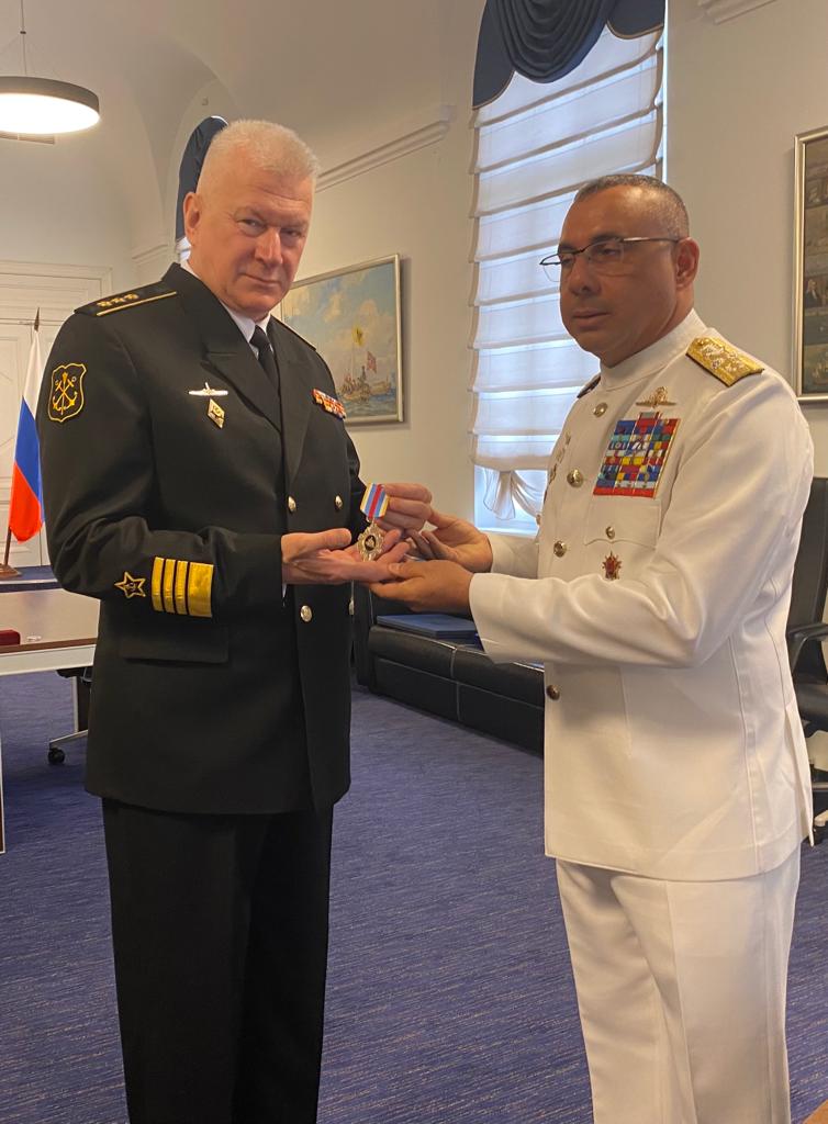 📌#DeInteres || (1/2) El VA José Hernández Abchi, Cmdte de la <a href="/EscuadraVe/">ESCUADRA BOLIVARIANA</a>, en representación de la <a href="/ArmadaFANBVzla/">Armada_ve</a> de la República Bolivariana de Venezuela, cumplió con la loable misión de otorgarle la Medalla Naval “Escuadra Libertadora”, Placa de Reconocimiento 

<a href="/NicolasMaduro/">Nicolás Maduro</a>