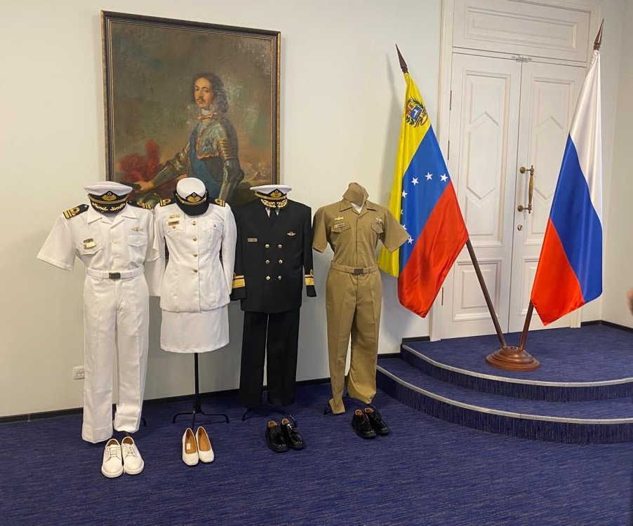 (2/2) y Prendas alegóricas a los símbolos de valor y tradición de los hombres y mujeres de mar  al Almirante Nikolai Anatolievich Yevmenov, Comandante en Jefe de la Armada Rusa, durante reunión realizada en el Museo Naval Central en la ciudad de San Petesburgo.