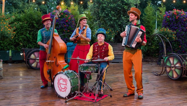 Efteling's tweet photo. Geniet de laatste weken van de Zomer Efteling nog vaker van de verschillende entertainment acts én Efteling-muzikanten! 🎶👉 https://t.co/PdlDZlZCbp https://t.co/XBEz74fYRU