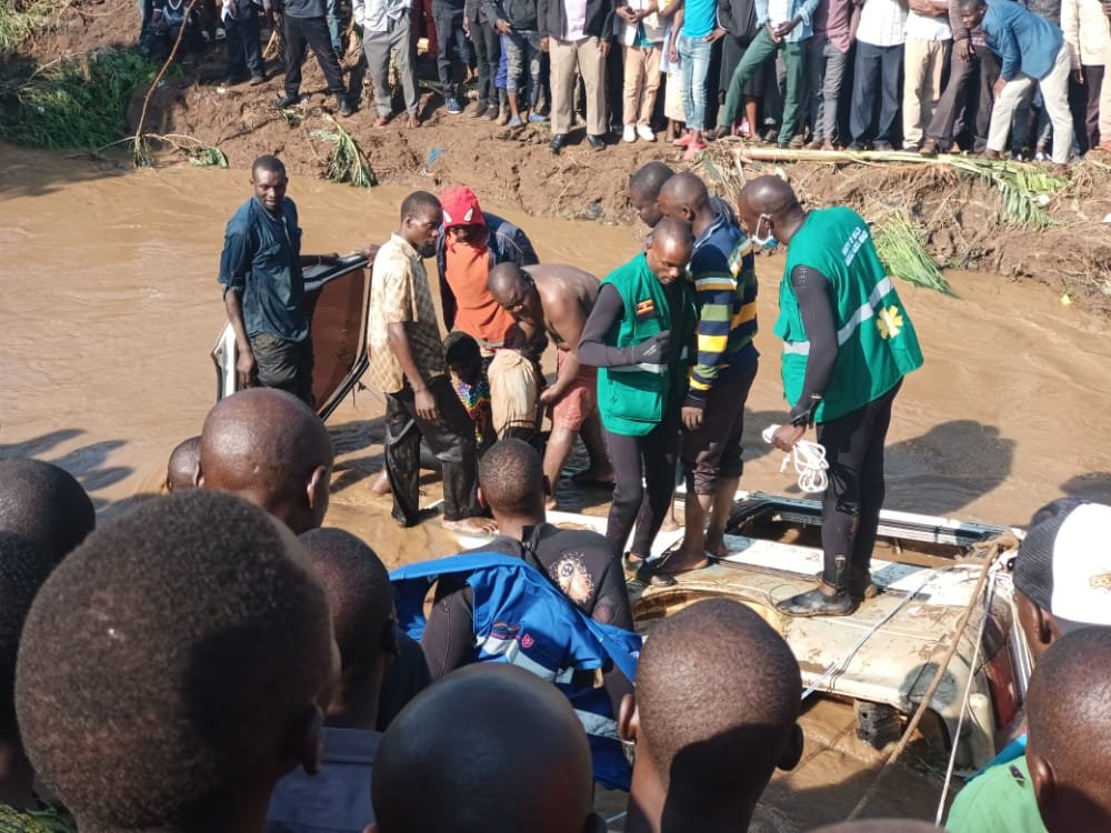 EmedUg's tweet photo. Disaster Response teams from different agencies led by Commissioner EMS @JNambohe  at @MinofHealthUG  @UgandaRedCross ,@SwimSafeUganda &amp; a team of doctors, nurses and EMTs from @aapUganda funded by @MalteserInt plus support of @PoliceUg @updf_ have camped in devastated Mbale https://t.co/TEXSwHecY8
