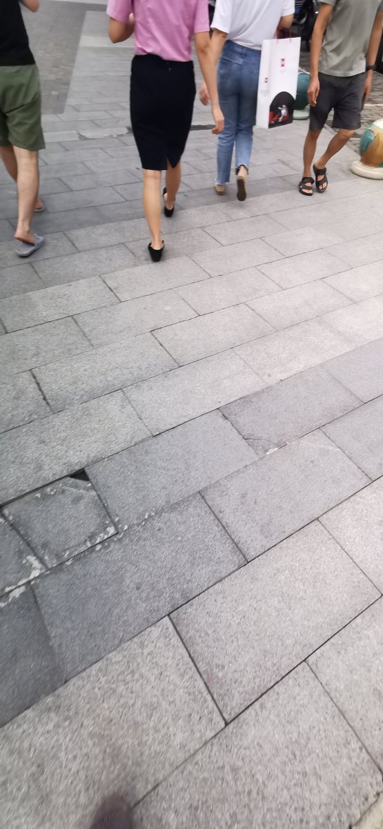 SiwaBoy7's tweet photo. 职业装+平底鞋+蕾丝船袜，我的最爱啊 #街拍美腿 #街拍 #丝袜 #船袜 #蕾丝船袜 #平底鞋 #职业装 #扫楼 #打胶 #少妇诱惑 https://t.co/0UZDLlGqmC