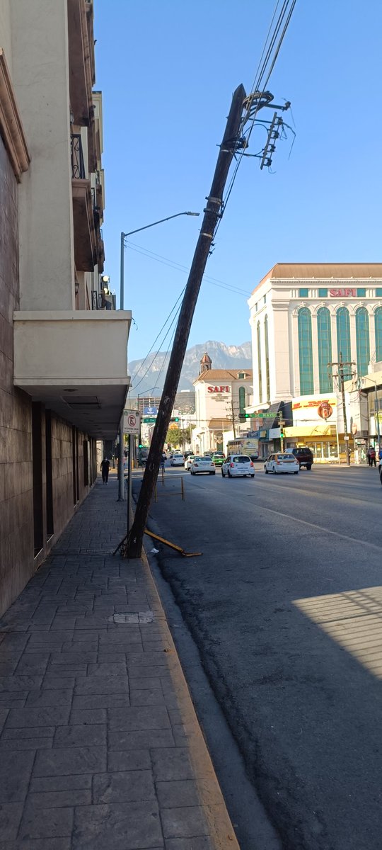 gdaguirre's tweet photo. @Cicmty poste a punto de colapsar en Pino Suárez entre Washington y 5 de mayo MTY centro cc @CFE_Contigo @colosioriojas https://t.co/7QWxt2AYL3