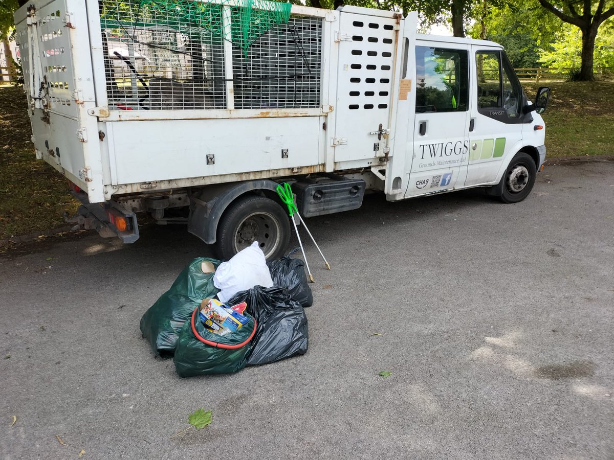 DearnePark's tweet photo. Thanks to @TWIGGS1985 for helping in a mini crisis ๐ litter strewn in car park and no equipment to hand. #partnershipswork! #everybodythink #keepbritaintidy https://t.co/nH8GHq24vk
