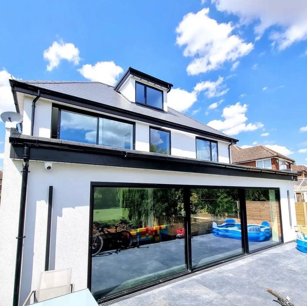 arkay_windows's tweet photo. Beautiful residential home using 8 metre sliding doors, aluminium windows and roofs 🏡 Find out more at https://t.co/uMD7SkTJdK.

Product: AluK Windows, InfiniGlide 3 and InfiniLight
Installer: @MandMGlassUK 

#Slidingdoors #AluK #Windows #Manufacturer #Aluminium https://t.co/oKqOHbhvLI