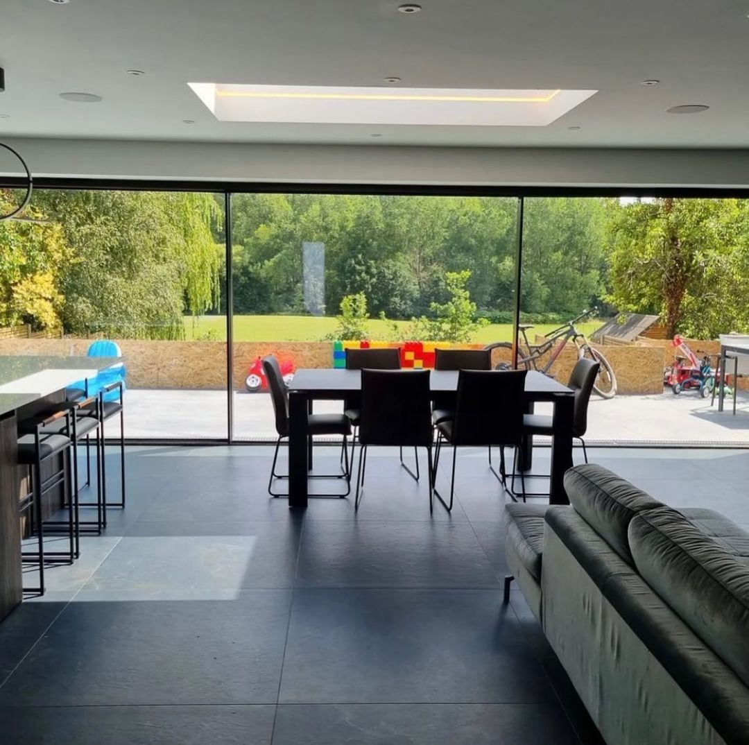arkay_windows's tweet photo. Beautiful residential home using 8 metre sliding doors, aluminium windows and roofs 🏡 Find out more at https://t.co/uMD7SkTJdK.

Product: AluK Windows, InfiniGlide 3 and InfiniLight
Installer: @MandMGlassUK 

#Slidingdoors #AluK #Windows #Manufacturer #Aluminium https://t.co/oKqOHbhvLI