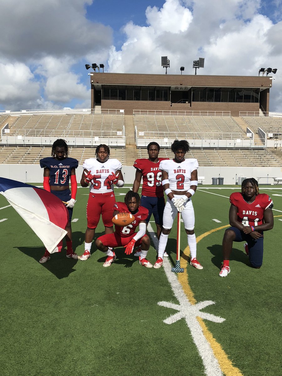 BODFalcons's tweet photo. Vype photo shoot going well. Great job representing the Davis Falcons. #Flyboyz https://t.co/j8KwsEM536