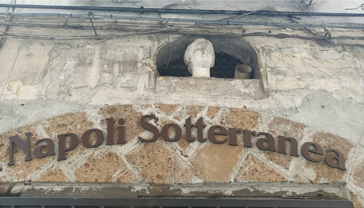 AGOSTO 2022 - APERTURA STRAORDINARIA
Tutti i giorni visite alle ore:
10 - 11 - 12 - 14 - 15 - 16.30 - 18
Info su:
lanapolisotterranea.it
#NapoliSotterranea #QuartieriSpagnoli