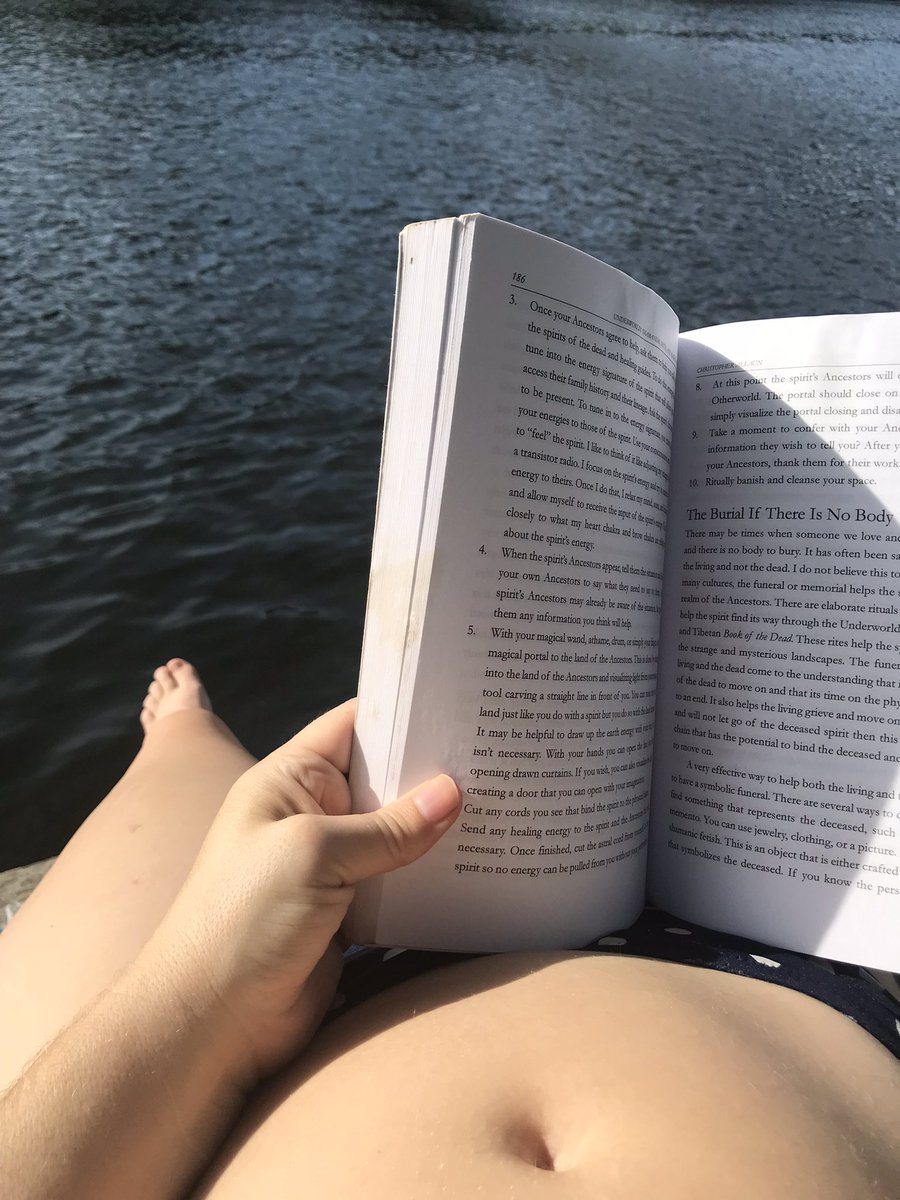 MiraSthira's tweet image. #mainelife #naturetherapy #readinginnature