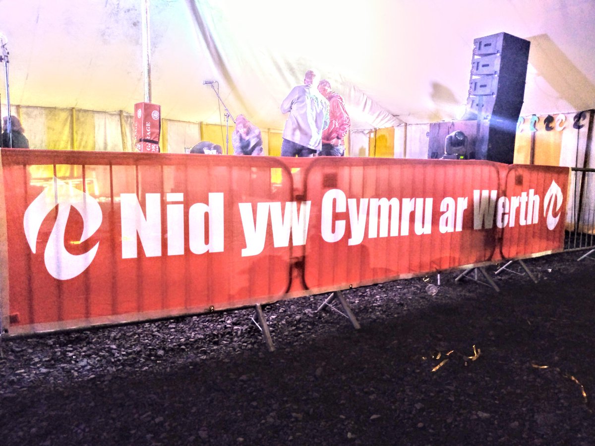 calon_haf's tweet photo. Es i i un o'r gigs Steddfod neithiwr. Ces i noson wych - diolch i @Cymdeithas am drefnu. Roedd Julie Murphy a Ceri Rhys Matthews yn arbennig o dda ond mwynheais pob perfformiad. ❤️ https://t.co/pR7V2vDDEF