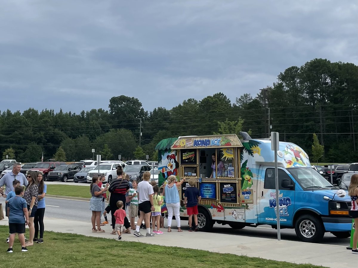 Dove Creek Elementary was exploding with positive energy and excitement for meet the teacher. ⁦<a href="/DcesDragons/">DCESDragons</a>⁩ ⁦<a href="/DrGStan/">Grace Staniszewski</a>⁩