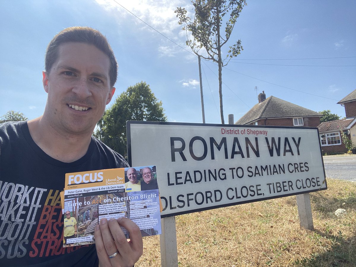 Fun in the sun in #Cheriton this afternoon delivering the latest Focus for our new Cllrs Gane &amp; West, interesting to hear from so many on the doorstep that they’re fed up with the Conservatives locally, nationally &amp; can’t wait to the next election to vote #LibDem