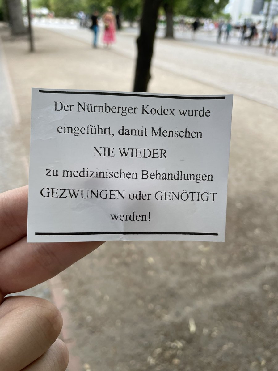 Diese Aufkleber tauchen gerade in Berlin auf. Sehr gut!