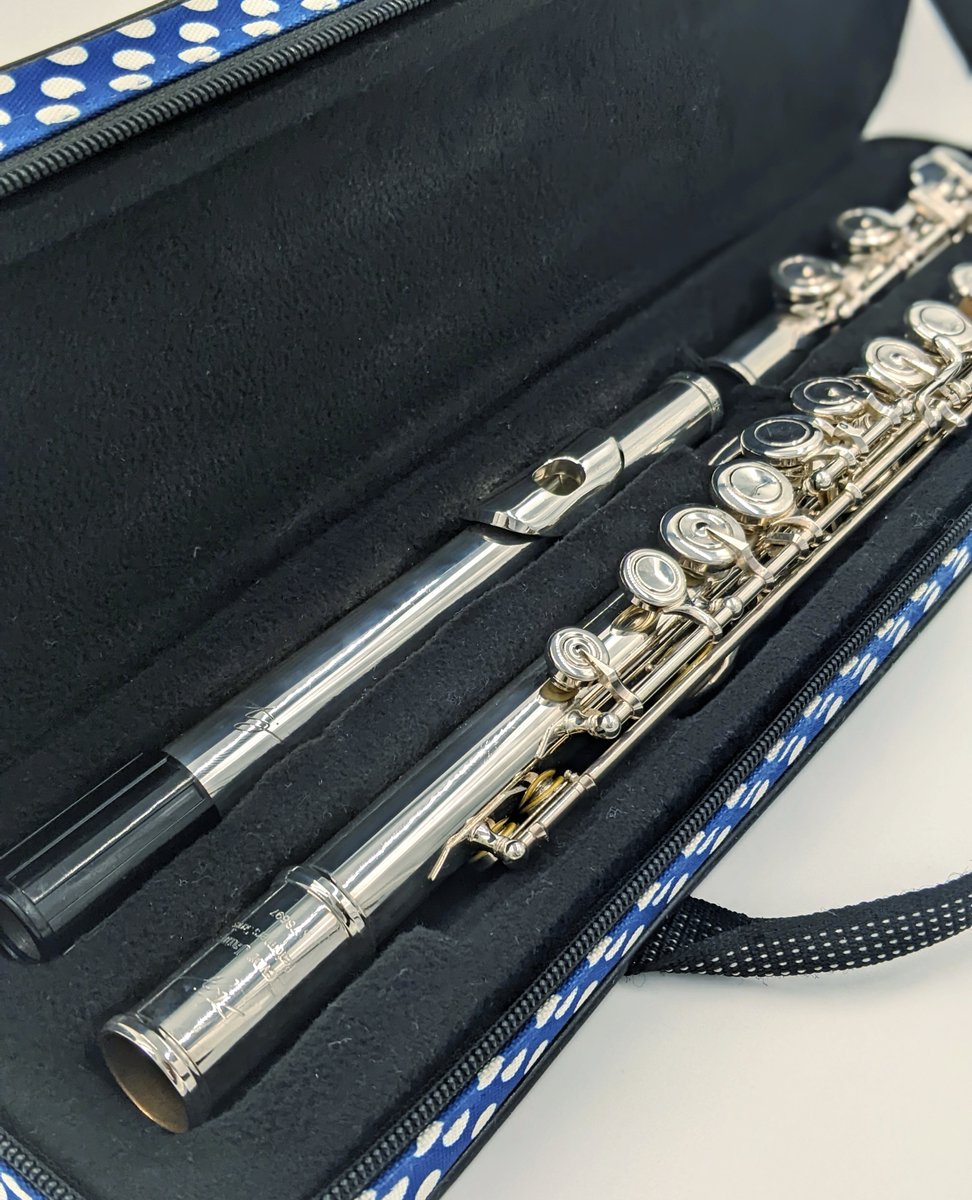 AllFlutesPlus's tweet image. Kicking off the week with a secondhand Trevor James Cantabile flute. With closed holes and a C foot, this one's in very good/good playing order. Only £595.
Purchase: bit.ly/3cNVljC

@tjflutes #secondhandflute #silverflute #fluteplayers #flutesection #flutesofinstagram