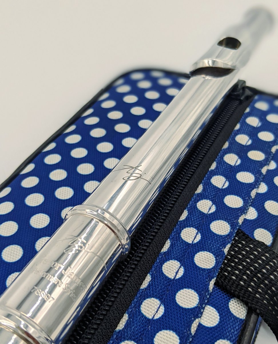 AllFlutesPlus's tweet image. Kicking off the week with a secondhand Trevor James Cantabile flute. With closed holes and a C foot, this one's in very good/good playing order. Only £595.
Purchase: bit.ly/3cNVljC

@tjflutes #secondhandflute #silverflute #fluteplayers #flutesection #flutesofinstagram