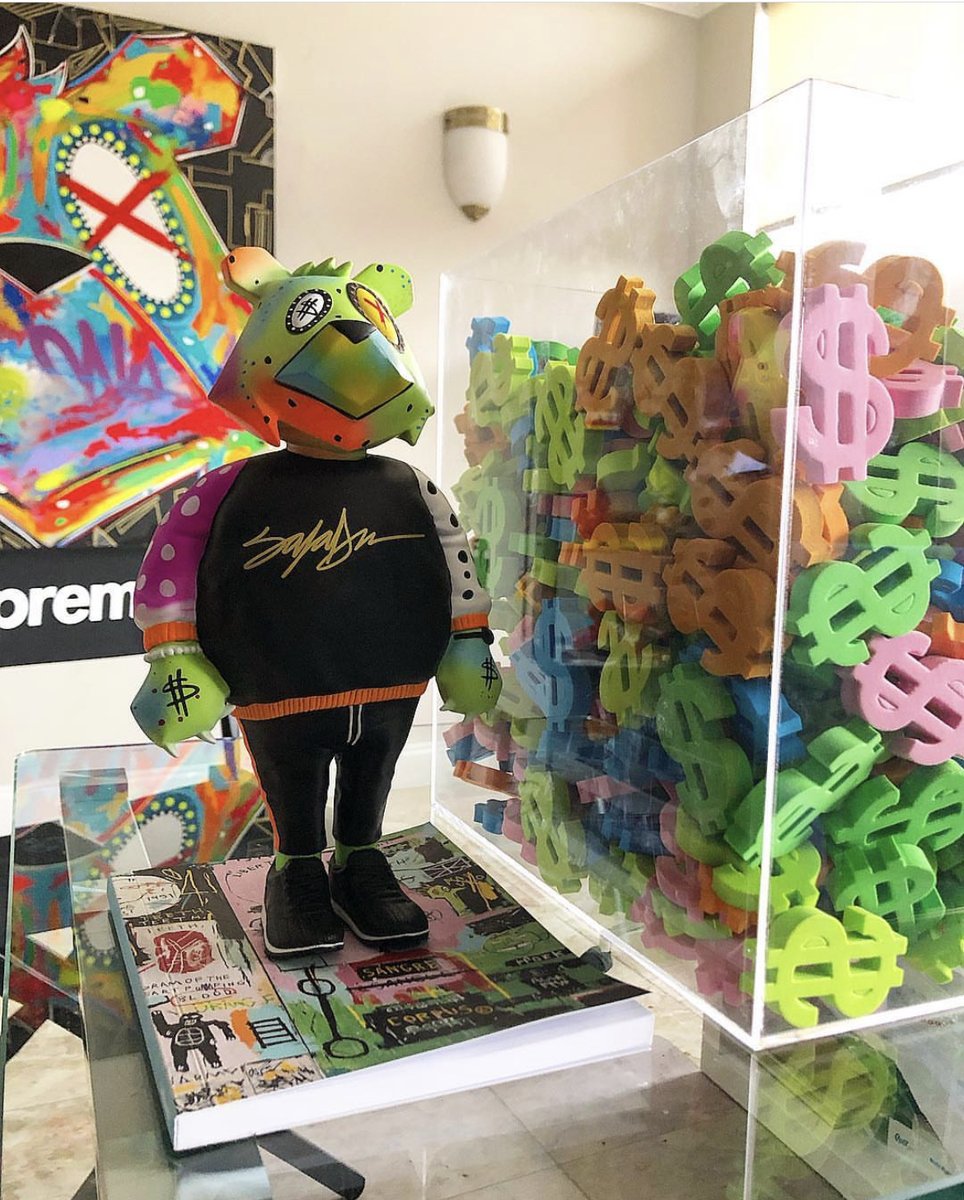 Check out this collectors JP the MoneyBear set up! 🙌💰🐻

🔗➡️ theJPeffect.io 

#JPtheMoneyBear #KingSalaeen #web3