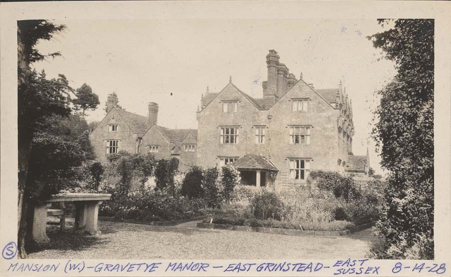 RHSLibraries's tweet image. Following in the tracks of the #BicycleBoys! 🚴

The @kentvelogirls recently rode to @GravetyeManor, one of the 80 gardens friends Loyal and Sam visited on their cycle tour of Britain in Summer 1928.

Here are their photos, alongside the one Loyal and Sam took in 1928. 📷