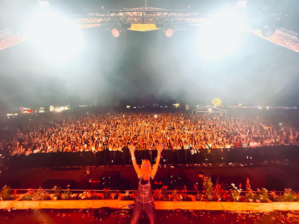 JW90santhems's tweet photo. 🧡@CampBestival 🧡
All 30 thousand of you were amazing. Thank you to everyone who sang with me Friday evening! Hands up in the comments if you were there 🙌 https://t.co/kdvnVG9OE7