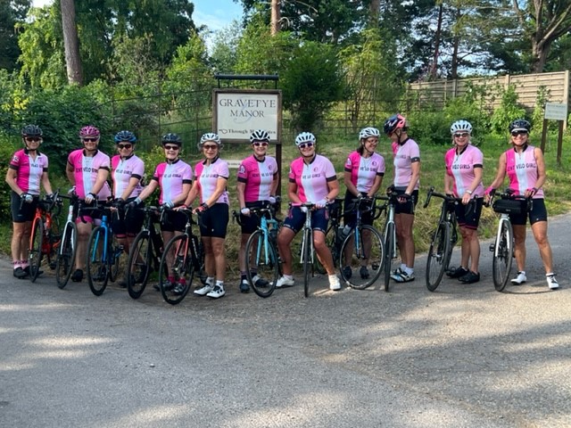 RHSLibraries's tweet image. Following in the tracks of the #BicycleBoys! 🚴

The @kentvelogirls recently rode to @GravetyeManor, one of the 80 gardens friends Loyal and Sam visited on their cycle tour of Britain in Summer 1928.

Here are their photos, alongside the one Loyal and Sam took in 1928. 📷