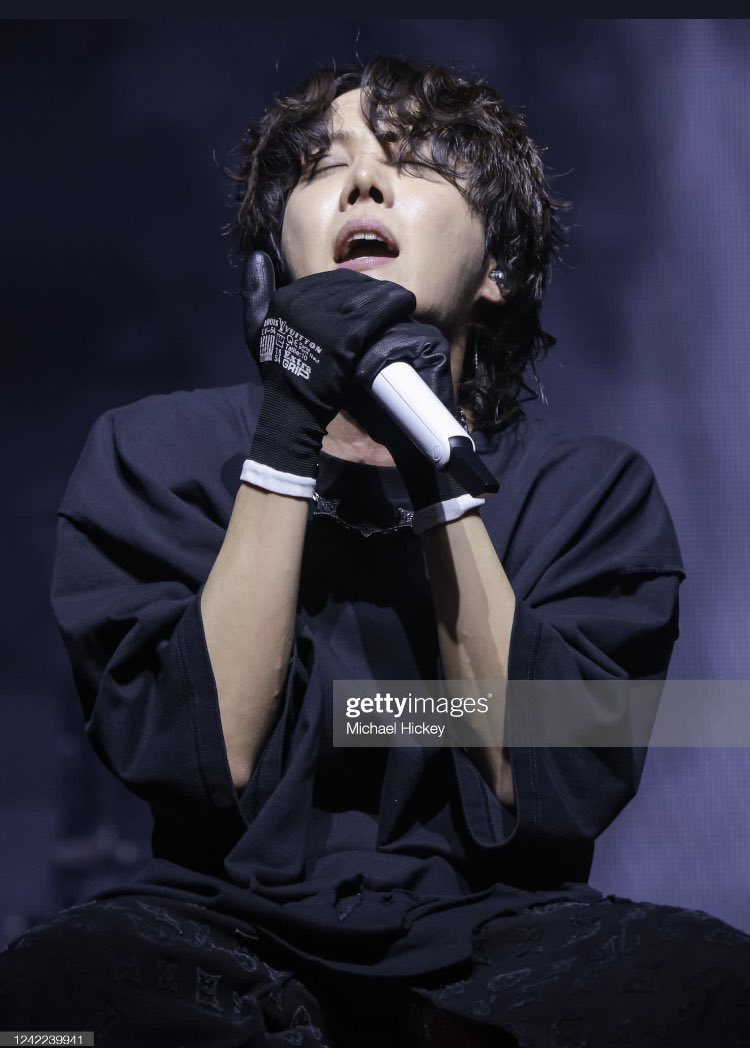 LOt7mx's tweet photo. HILO DE FOTOS 

#JHOPE en el #Lollapalooza vía getty images 

@BTS_twt    #BTSARMY  #HOBIPALOOZA  
C: Sugadboy 
🐥𝓙𝓾𝓵𝓜𝓲𝓷𝓚𝓸𝓸💜 https://t.co/k2N6eanZyt