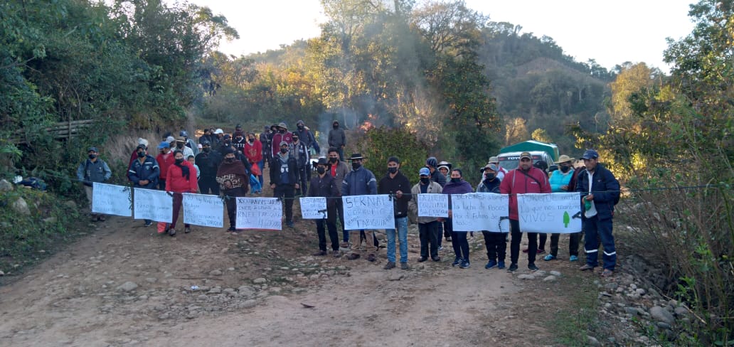 alexvillca's tweet photo. Defensoras y Defensores de los Derechos Territoriales y Ambientales de la Reserva de #Tariquia, protestan en la comunidad del Volcán en contra del #SERNAP Tarija, a quien denuncian de haber recibido la suma de 4.6 millones de bolivianos de la empresa #YPFBChaco. https://t.co/eMkiH9unyb