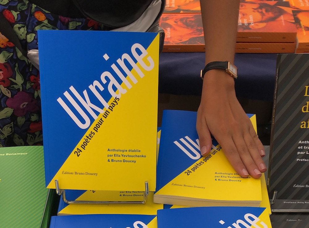 24 poètes pour un pays : depuis l'Ukraine, frayer un chemin à la poésie actualitte.com/a/6MM7G6Zp 

<a href="/EdBrunoDoucey/">Éditions Bruno Doucey</a>
#poesie #ukraine #UkraineRussianWar #UkraineUnderAttack #edition
