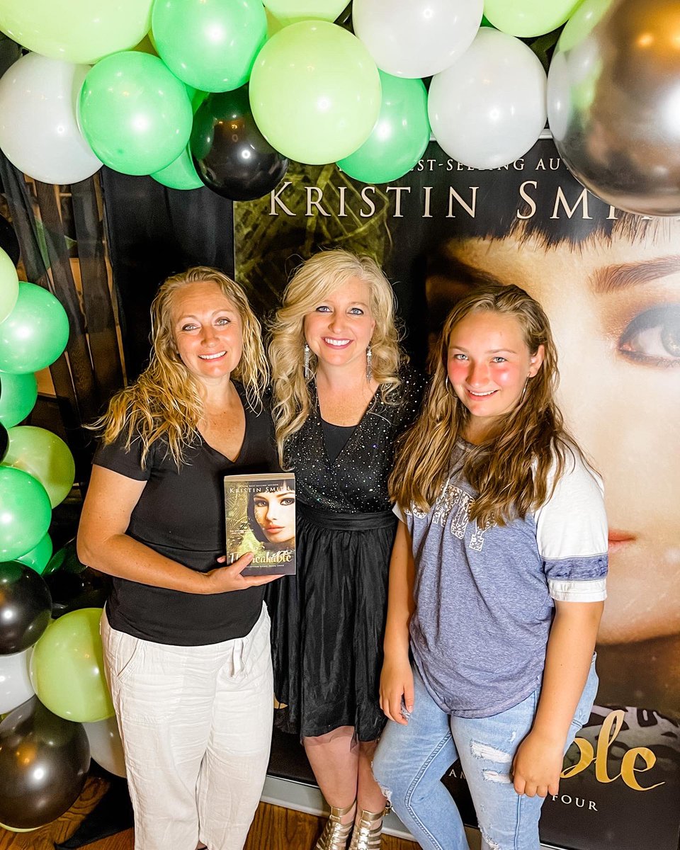 SwordsStilettos's tweet photo. UNBREAKABLE Book Release Party! π§¬π¦ππ Such a fun night. Iβm so grateful to all of the friends who came out to celebrate my book release with me!
#unbreakable #deceptiongameseries #yabookseries #yadystopian #AuthorsOfTwitter #writingcommmunity https://t.co/hlnJBeSDF2