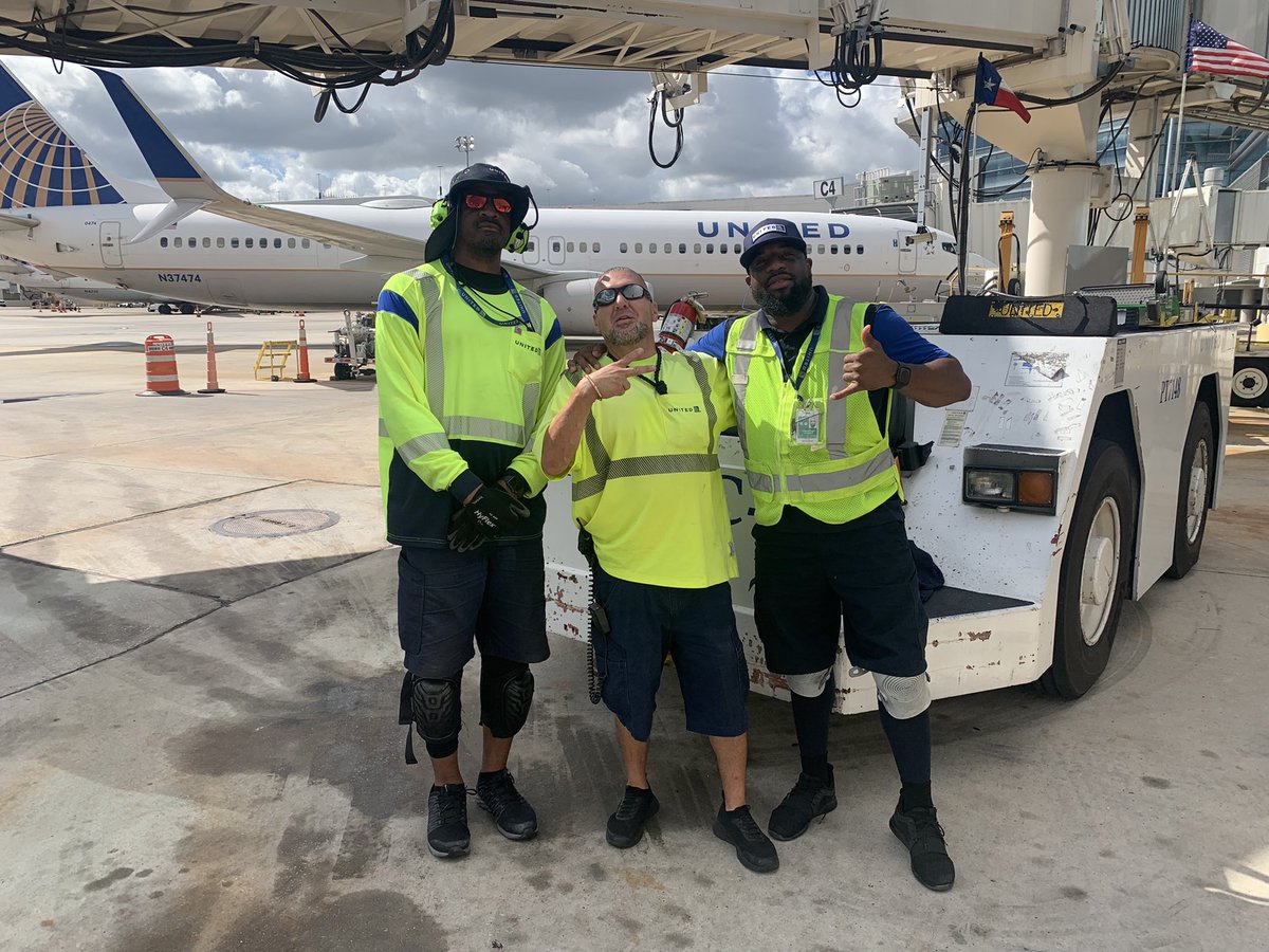 IAH AO is updating &amp; upgrading with the launching of RDL 2.0!! FLT 1647 to LAX is D:00 &amp; we got happy customers #GoodLeadsTheWay #Coming2AGateNearYou <a href="/MikeHannaUAL/">Mike Hanna</a> <a href="/philgriffith63/">Phil</a> <a href="/billwatts_11/">Bill Watts</a> <a href="/jbozboswell/">Jonathan Boswell</a> <a href="/Ibrahimsalem_87/">Ibrahim Salem</a> <a href="/VinceKind25/">Vincent Kind</a> <a href="/RamosjustRamos/">Hernaldo Ramos</a> @damonG_united @angie_gia