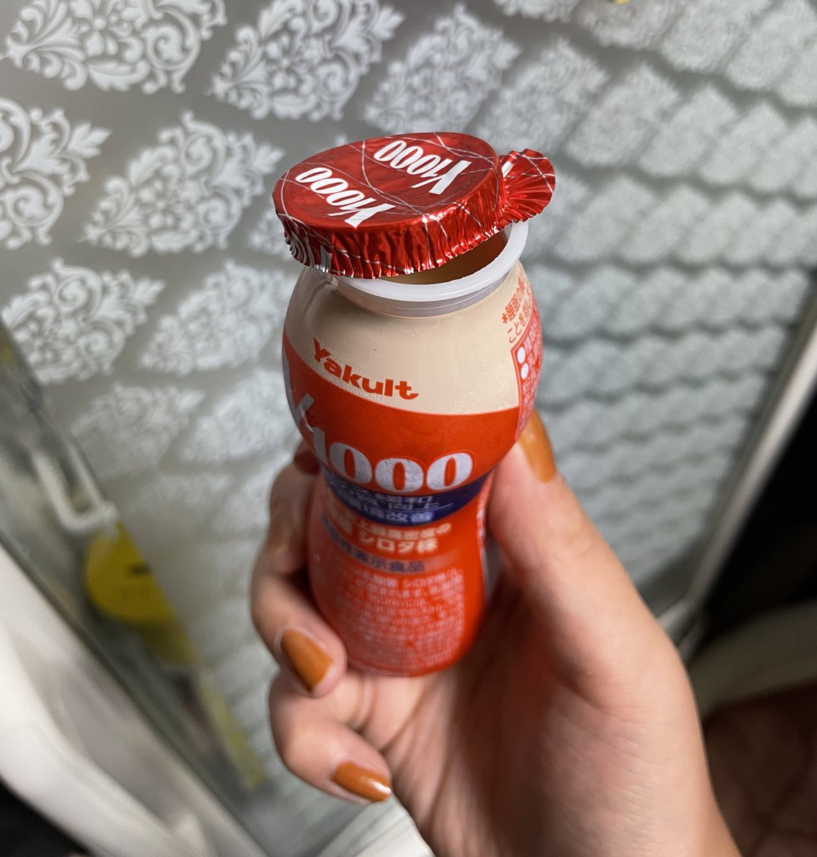 anchan2424's tweet photo. ヤクルト1000買ったんだけど
蓋がただ乗っかってるだけなんだけど
みんな蓋どんなかんじ笑笑
不良品？ https://t.co/GJZaYjh5XV