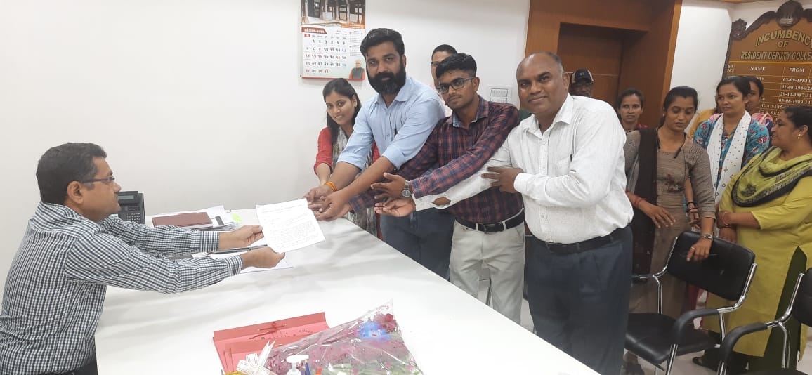 ગુજરાત રાજ્ય તલાટી કમ મંત્રી મહામંડળના આદેશ મુજબ વિવિધ પડતર માંગણીઓ ના નિકાલ સંદર્ભે તારીખ 02-08-2022 થી અચોક્કસ મુદતની હડતાળ બાબતે 
(1) મે. અધિક નિવાસી કલેકટર સાહેબ પંચમહાલ
(2) મે. નાયબ જિલ્લા વિકાસ અધિકારી મેડમ પંચમહાલ ને જિલ્લા મંડળના હોદેદારો દ્વારા આવેદન પત્ર આપવામાં આવ્યું.