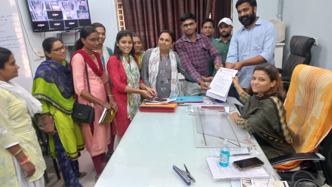 pmsjillatcm's tweet photo. ગુજરાત રાજ્ય તલાટી કમ મંત્રી મહામંડળના આદેશ મુજબ વિવિધ પડતર માંગણીઓ ના નિકાલ સંદર્ભે તારીખ 02-08-2022 થી અચોક્કસ મુદતની હડતાળ બાબતે 
(1) મે. મામલતદાર સાહેબ , ગોધરા 
(2) મે. તાલુકા વિકાસ અધિકારી મેડમ ગોધરા ને તાલુકા તલાટી કમ મંત્રી મંડળના હોદેદારો દ્વારા આવેદન પત્ર આપવામાં આવ્યું. https://t.co/kAKRLLrEpG