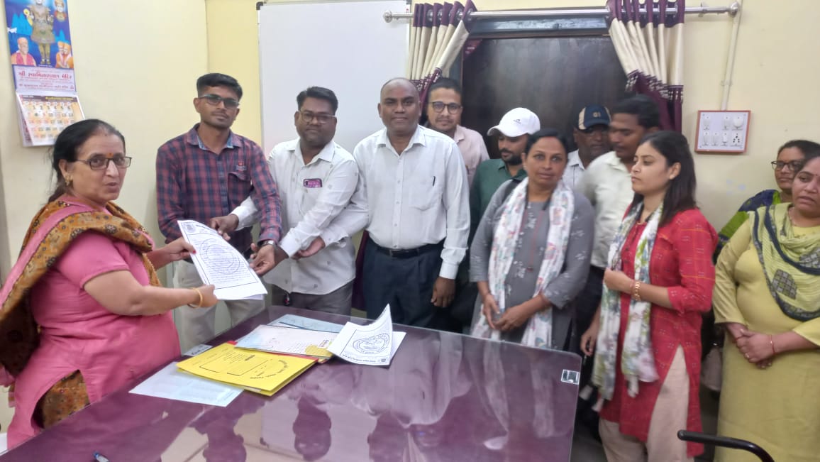 ગુજરાત રાજ્ય તલાટી કમ મંત્રી મહામંડળના આદેશ મુજબ વિવિધ પડતર માંગણીઓ ના નિકાલ સંદર્ભે તારીખ 02-08-2022 થી અચોક્કસ મુદતની હડતાળ બાબતે 
(1) મે. મામલતદાર સાહેબ , ગોધરા 
(2) મે. તાલુકા વિકાસ અધિકારી મેડમ ગોધરા ને તાલુકા તલાટી કમ મંત્રી મંડળના હોદેદારો દ્વારા આવેદન પત્ર આપવામાં આવ્યું.