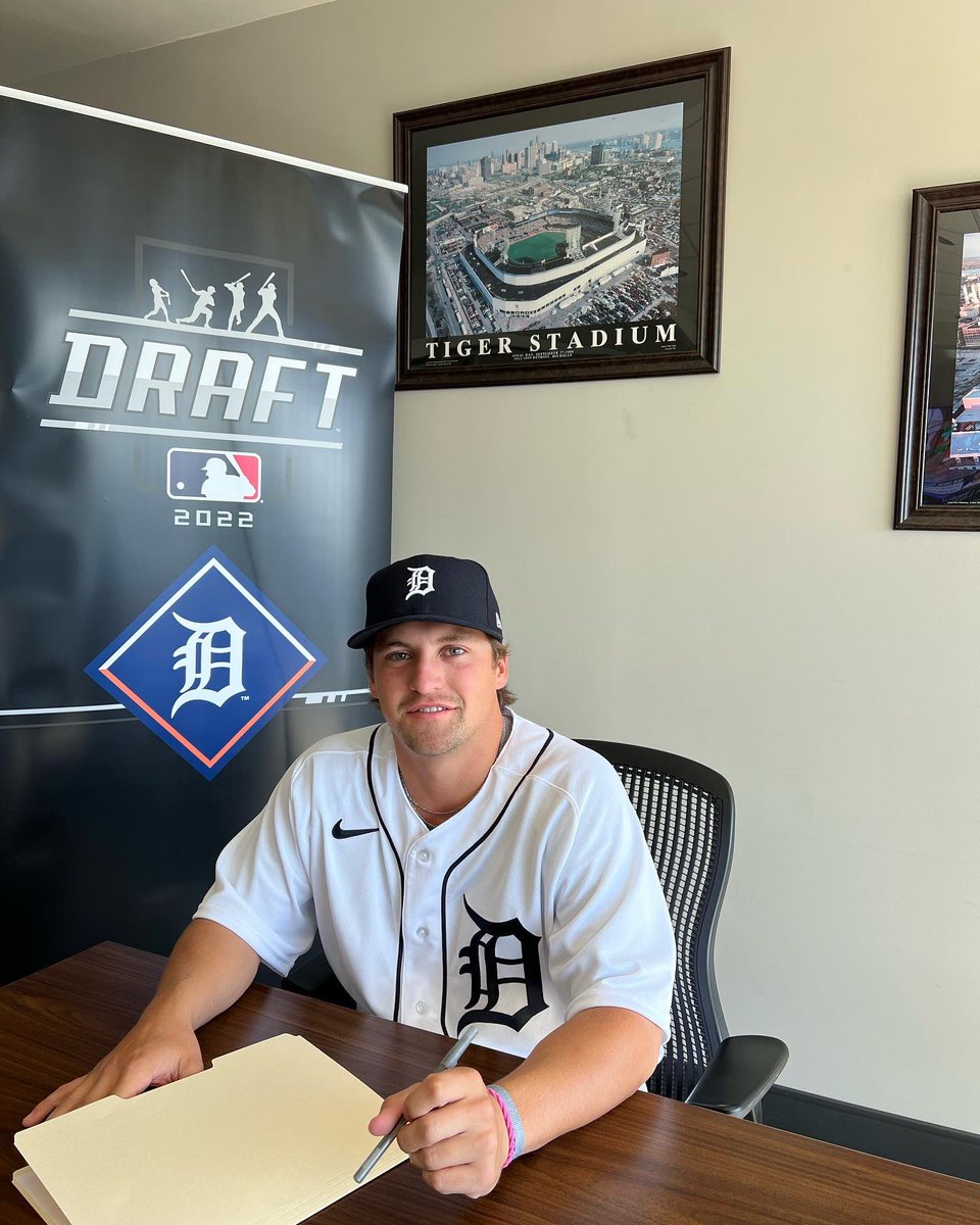 burgy29's tweet image. Very proud to say that Colin Burgess @19cburgy has signed with the Detroit Tigers organization. He flew out to Tiger Town, Lakeland, Florida yesterday, physical this morning and signed shortly after. Not sure what is next, but excited to start his pro career.