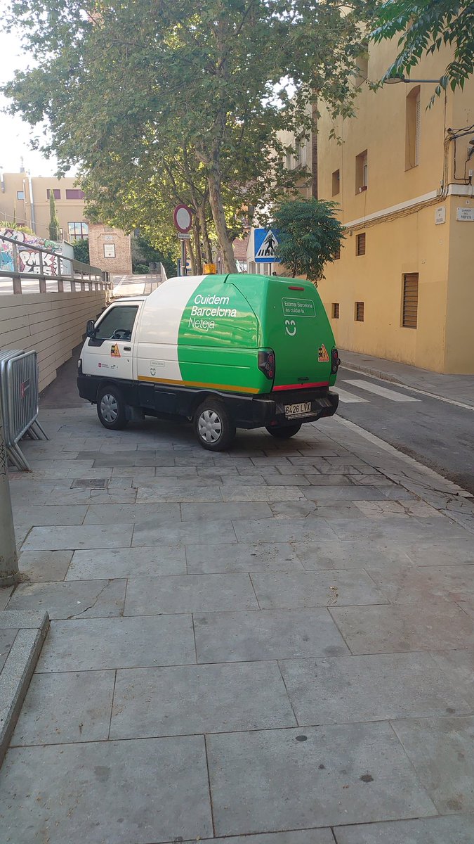 iPanch1899's tweet photo. @iRestesiagm @bcn_ajuntament @OnVasBarcelona Seguimos... Per què he de baixar dia si, dia no a la calçada per passar amb el cotxet del meu bebè?? https://t.co/Epq0ShcrV4