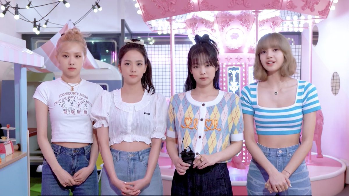 BLACKPINKGLOBAL's tweet photo. BLACKPINK FIRST WEVERSARY 
#BLACKPINK_1YEAR_WEVERSARY @BLACKPINK https://t.co/d3Aj8j5BgP