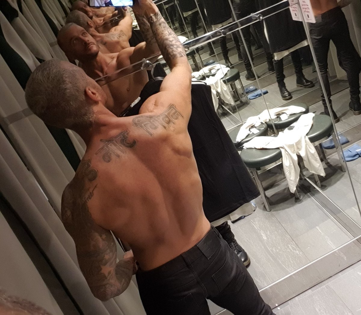 I could insert a profound quote about 'not looking back', but really I was just trying on some t-shirts 😂
#back #myback #backmuscles #backtattoos #changingroom #manofstyle #changingroomselfie #shopping #tryingonclothes #maturemen #styleover40 #deltoids #swoleisthegoal #rearview